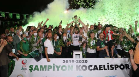 TFF 3. Lig Şampiyonu Kocaelispor’un kutlamaları kenti yaktı