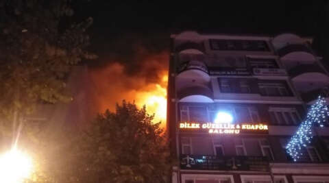 Bilecik’te 8 katlı bir binanın çatısındaki yangın korkuttu