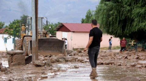 Erzincan’da dereden taşan sel suları mahallenin ortasından geçti