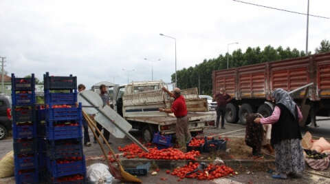 Kamyon kamyonete çarptı, domatesler yola saçıldı