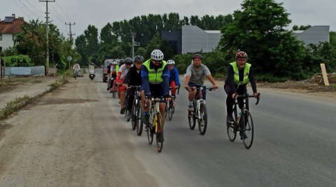 Düzceli bisikletçiler, 15 Temmuz şehidi için 260 kilometre pedal çevirdi