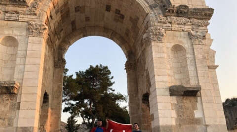 Şehitler anısına Anavarza Kalesi etrafından Türk bayrakları ile koştular