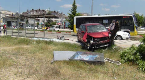 Bursa'da otomobil otobüs durağına daldı: Yaralılar var