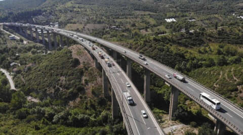 TEM ve D100 Karayolu’nda bayram trafiği başladı