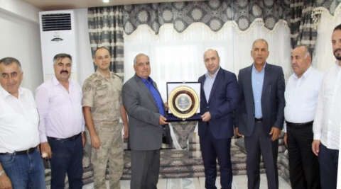 4 eşi, 56 çocuğu ve 300’den fazla torunu olan Hamo Ağa’ya ’Barış Elçisi’ plaketi