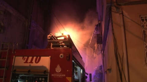 Beşiktaş’ta 4 katlı binanın çatı katında korkutan yangın