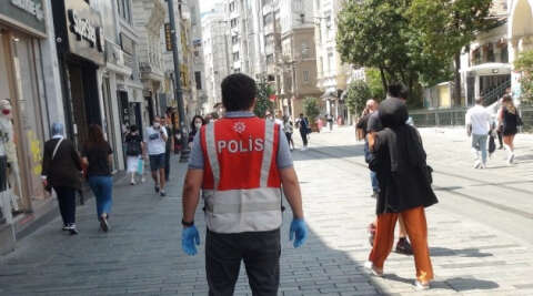 (Özel) Vakalar artarken Taksim’de maske yine unutuldu