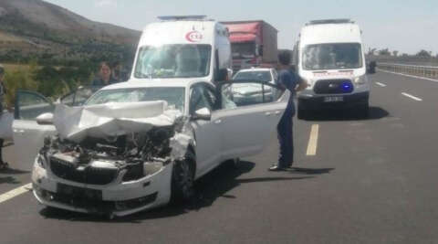 Şanlıurfa’da otomobil kamyona çarptı: 5 yaralı