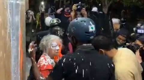 ABD’de göstericiler 2 yaşlı kadına saldırdı