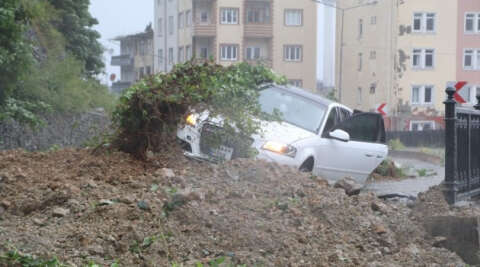 Rize’deki şiddetli yağış sonucu oluşan heyelanda bir araç toprak altında kaldı