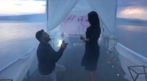 Kız arkadaşına Çıldır Gölü’nde sürpriz evlilik teklifi yaptı