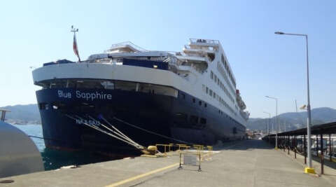 Türkiye’nin okyanus aşabilen lüks yolcu gemisi Marmaris’te demir attı