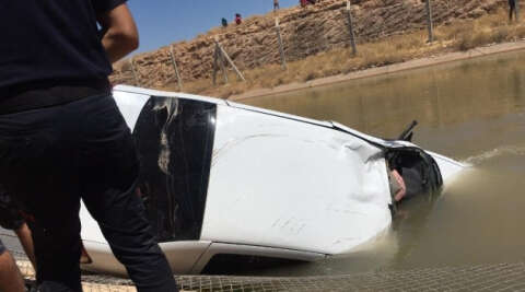 Sulama kanalına devrilen otomobildeki cesetler çıkartıldı