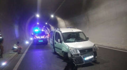 Tünel duvarına çarpan araç sürücüsü yaralandı