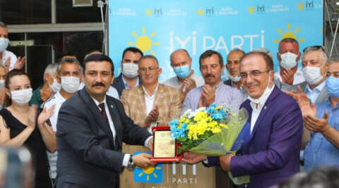 İYİ Parti’de Miting Gibi Devir Teslim