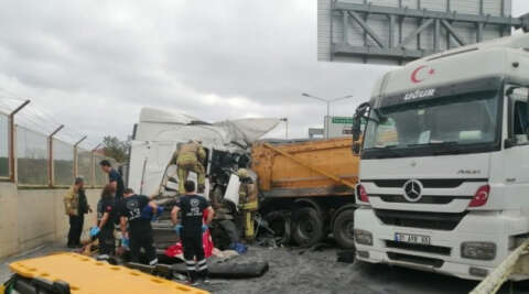 Çekmeköy’de 2 hafriyat kamyonu çarpıştı: 1 yaralı