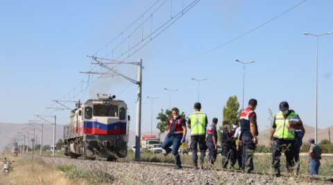 Lokomotif tren raylarında oturan gençlere çarptı: 1 ölü, 1 yaralı