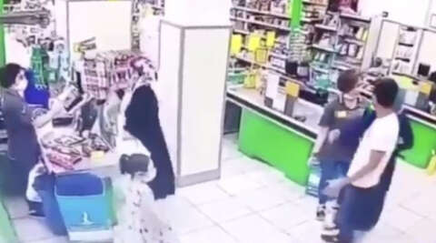 (Özel) Marketteki kadın çalışanlara yumruklu saldırı anları kamerada