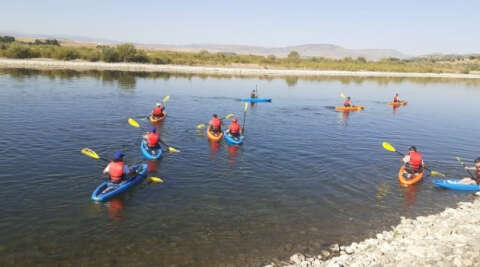 Bingöl’de Murat Nehrinde gençlerin kano keyfi