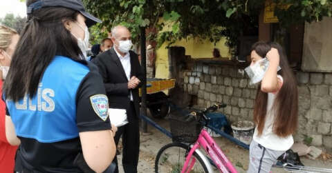 Jandarma komutanı ve emniyet müdürü maske dağıttı, çocuklar maske kapmak için yarıştı