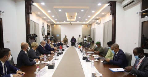 Bakan Çavuşoğlu, Bamako’da CNSP üyeleri ile görüştü