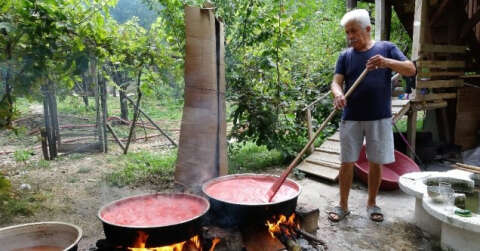 Salçaya erkek eli değdi