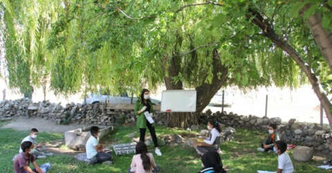 Köy köy gezip okulundan uzak kalan öğrencilere ders anlatıyorlar