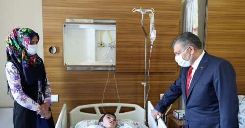 Sağlık Bakanı Koca, hastanede tedavileri devam eden çocukları ziyaret etti