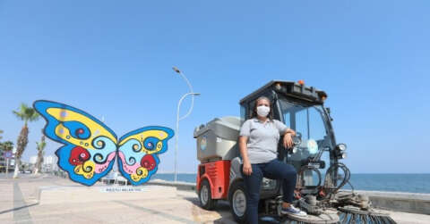 Üniversite mezunu Meltem, 6 yıldır Mezitli sokaklarını temizliyor
