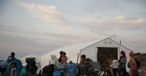 Moria’daki yangının ardından mülteciler geçici kurulan kampa götürülüyor