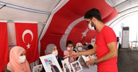 İHA ve TGRT’nin HDP önündeki anneler için hazırladığı belgeselin kopyası ailelere dağıtıldı