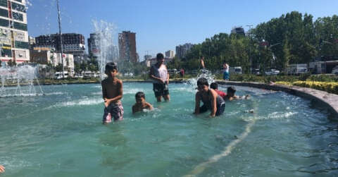 Esenyurt’ta çocukların süs havuzunda tehlikeli oyunu