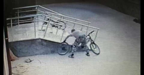 Bisiklet tekeri hırsızlığı kamerada