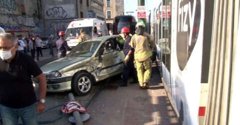 Otomobille tramvay çarpıştı: 1 yaralı