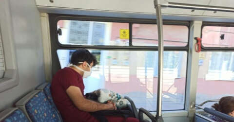 Yoğun mesai sonrası otobüste uykuya yenik düştü