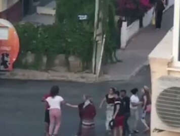 Antalya’da 5 kadının sokak kavgası kamerada