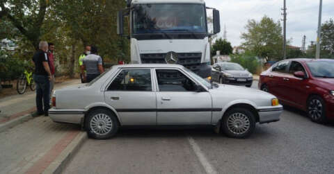Bursa'da kamyon, çarptığı otomobili metrelerce sürükledi