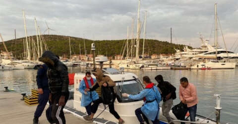 Yunanlılar tarafından geri itilen 10 düzensiz göçmen kurtarıldı