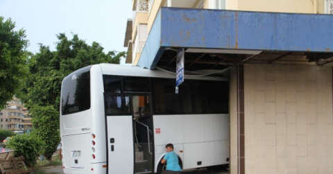 Boş dükkana giren otobüs bina sahiplerini ayağa kaldırdı