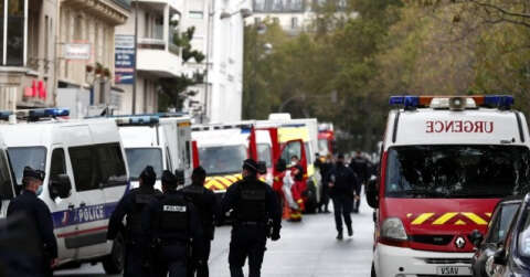 Paris’te satırlı  saldırı