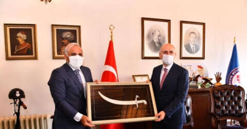 Ulaştırma ve Alt Yapı Bakanı Adil Karaismailoğlu Trabzon’da Büyükşehir Belediyesi’nin çalışmaları ile ilgili bilgi aldı