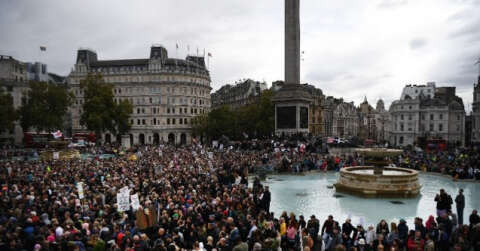 Londra’da Covid-19 önlemleri protesto edildi