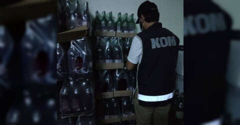 İzmir polisinden sahte içki operasyonu: 11 bin 583 şişe sahte içki ele geçirildi