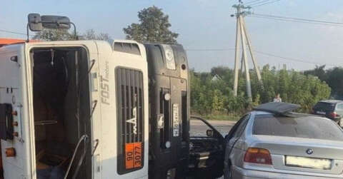 Rusya’da hızla giden araç çöp kamyonuna çarptı: 2 yaralı