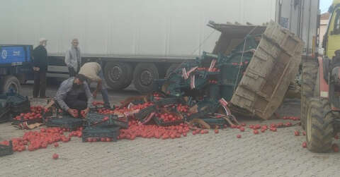 Bursa’daki kazada tonlarca domates yola saçıldı