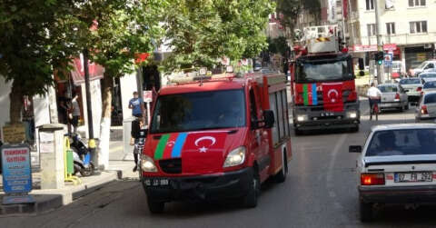 İtfaiye ekipleri Azerbaycan bayraklarıyla şehir merkezini gezdi