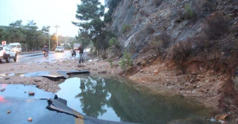 Bodrum’da su hattı bomba gibi patladı evleri, iş yerlerini su bastı