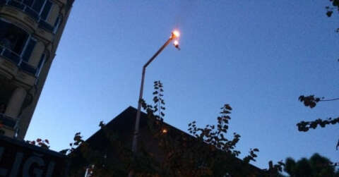 Edremit’te sokak lambası alev alev yandı