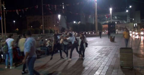 (Özel) Taksim Meydanı’nda tekme ve tokatlı kavga kamerada