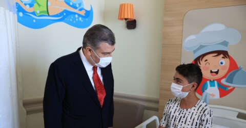 Sağlık Bakanı Koca, Erzurum Şehir Hastanesi Çocuk Servisi’ni ziyaret etti